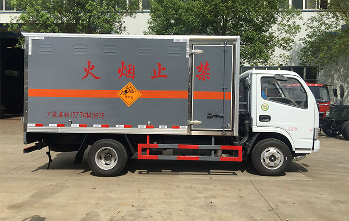 東風危險品箱式運輸車桶裝油漆涂料甲醇乙醇危險品箱式運輸車
