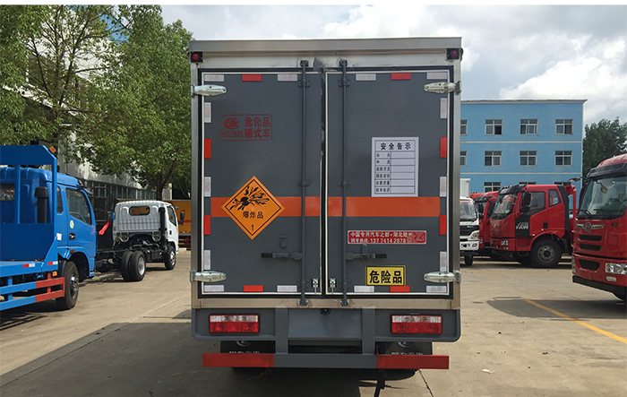 東風危險品箱式運輸車桶裝油漆涂料甲醇乙醇危險品箱式運輸車