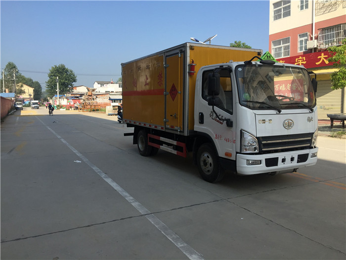 解放藍牌危險品箱式運輸車桶裝油漆涂料甲醇乙醇危險品箱式運輸車