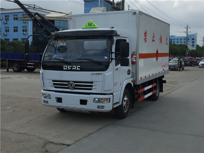 東風危險品箱式運輸車3.5噸桶裝油漆甲醇危險品箱式運輸車