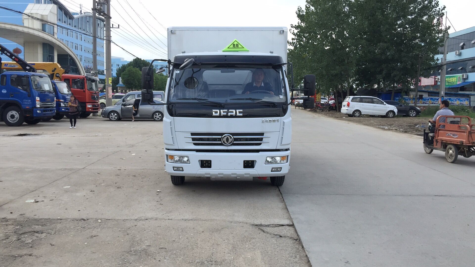 東風危險品箱式運輸車3.5噸桶裝油漆甲醇危險品箱式運輸車