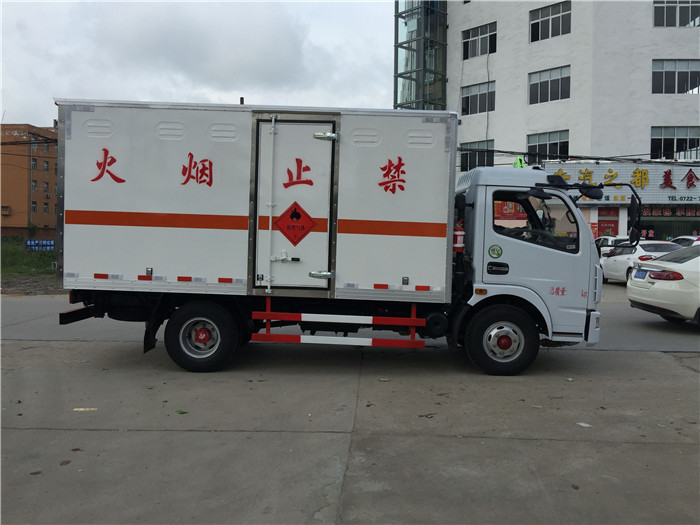 東風危險品箱式運輸車3.5噸桶裝油漆甲醇危險品箱式運輸車