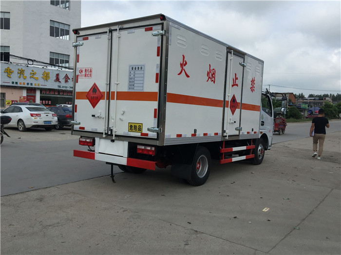 東風危險品箱式運輸車3.5噸桶裝油漆甲醇危險品箱式運輸車