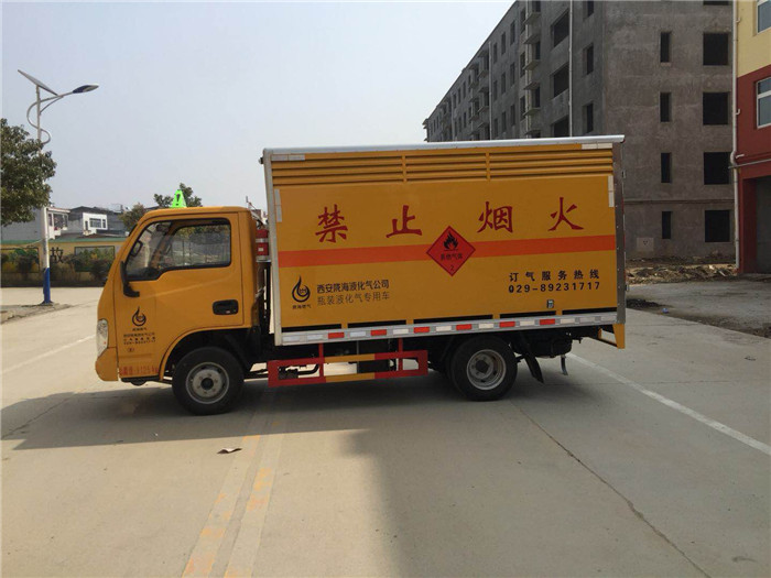 躍進微型危險品箱式運輸車桶裝油漆/甲醇危險品箱式運輸車