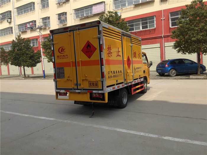 躍進微型危險品箱式運輸車桶裝油漆/甲醇危險品箱式運輸車
