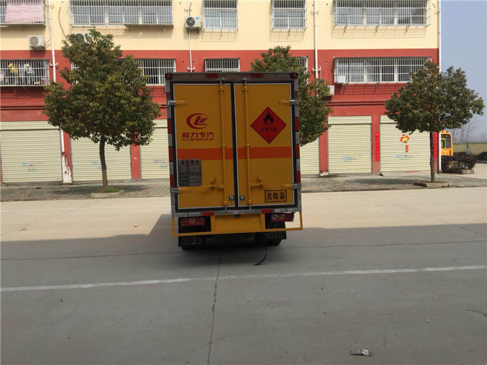 躍進微型危險品箱式運輸車桶裝油漆/甲醇危險品箱式運輸車