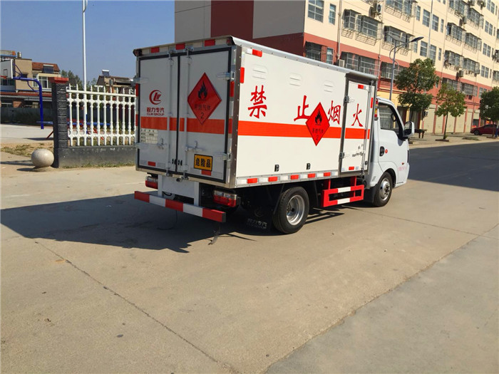 東風微型危險品箱式運輸車桶裝油漆甲醇危險品箱式運輸車