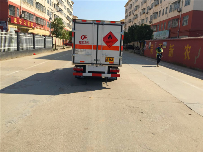 東風微型危險品箱式運輸車桶裝油漆甲醇危險品箱式運輸車
