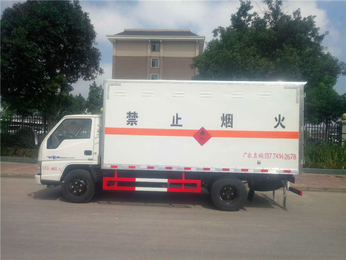 江鈴微型危險品箱式運輸車桶裝油漆甲醇危險品箱式運輸車