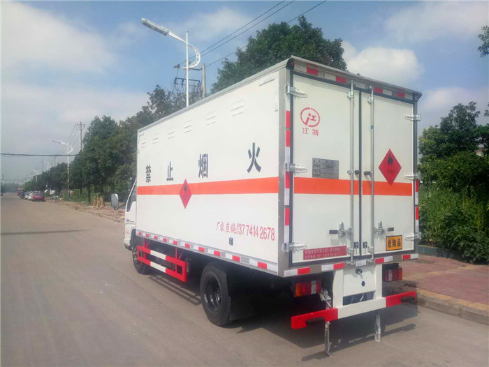 江鈴微型危險品箱式運輸車桶裝油漆甲醇危險品箱式運輸車
