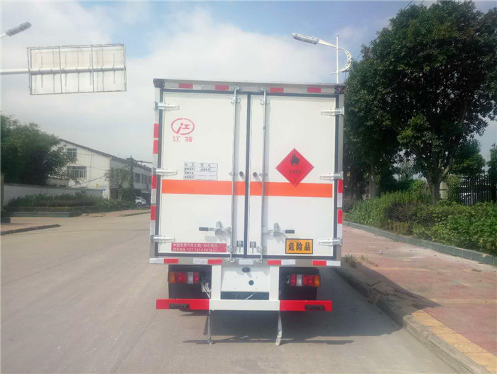 江鈴微型危險品箱式運輸車桶裝油漆甲醇危險品箱式運輸車