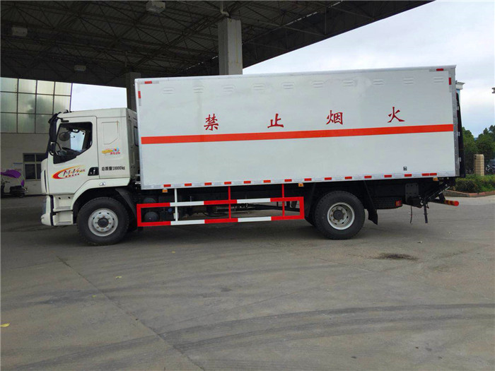 柳汽危險品箱式運輸車10噸桶裝油漆甲醇危險品箱式運輸車