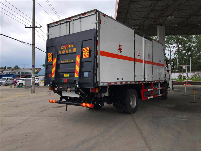 柳汽危險品箱式運輸車10噸桶裝油漆甲醇危險品箱式運輸車