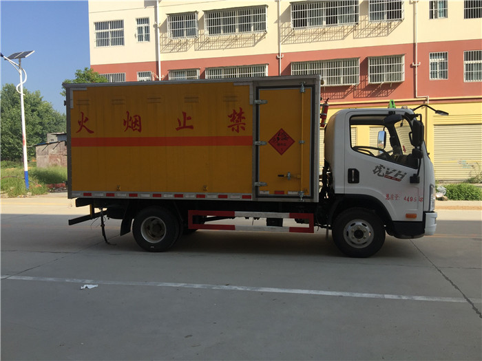 解放藍牌危險品箱式運輸車桶裝硫酸蒸餾水危險品箱式運輸車