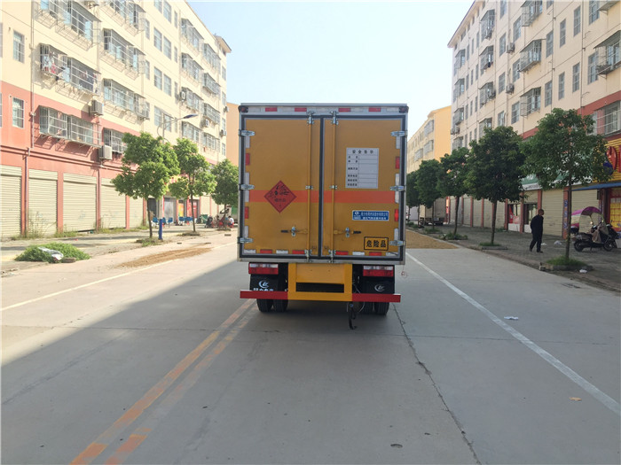 解放藍牌危險品箱式運輸車桶裝硫酸蒸餾水危險品箱式運輸車