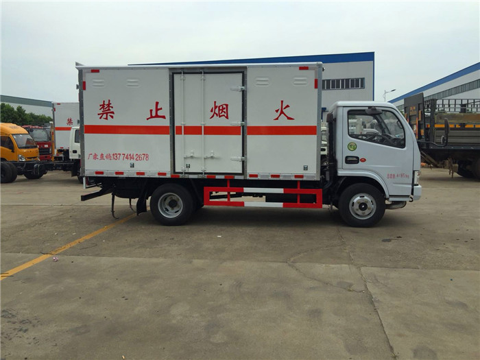 東風藍牌危險品箱式運輸車桶裝硫酸蒸餾水危險品運輸車