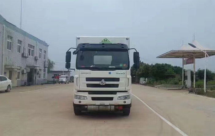 柳汽危險(xiǎn)品箱式運(yùn)輸車9.9噸桶裝硫酸蒸餾水危險(xiǎn)品運(yùn)輸車