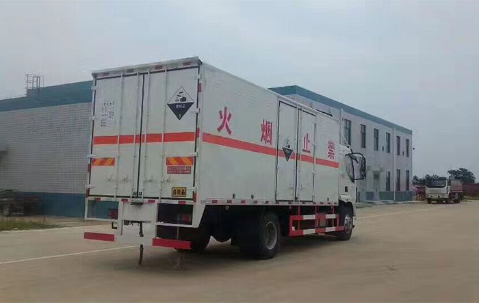 柳汽危險(xiǎn)品箱式運(yùn)輸車9.9噸桶裝硫酸蒸餾水危險(xiǎn)品運(yùn)輸車