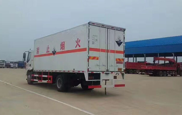 柳汽危險(xiǎn)品箱式運(yùn)輸車9.9噸桶裝硫酸蒸餾水危險(xiǎn)品運(yùn)輸車