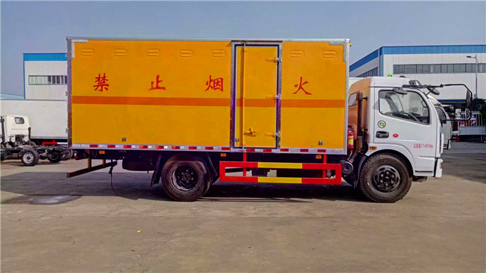 東風(fēng)危險(xiǎn)品箱式運(yùn)輸車(chē)6.7噸桶裝硫酸蒸餾水危險(xiǎn)品運(yùn)輸車(chē)
