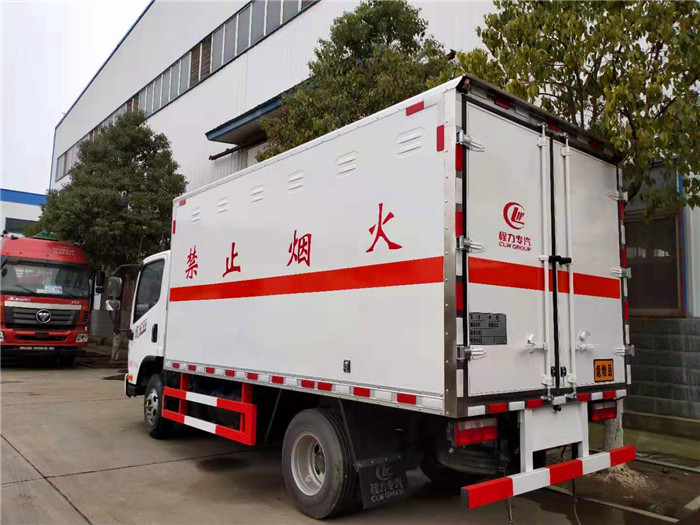 解放6.9噸易燃液體箱式運輸車