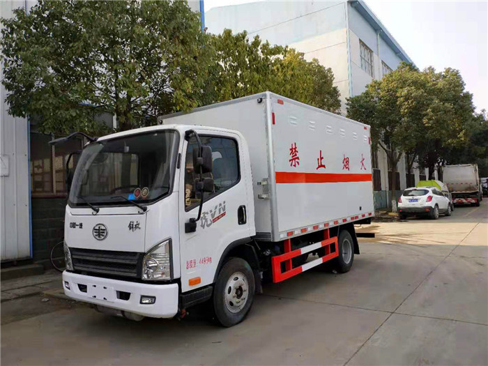 解放6.9噸易燃液體箱式運輸車