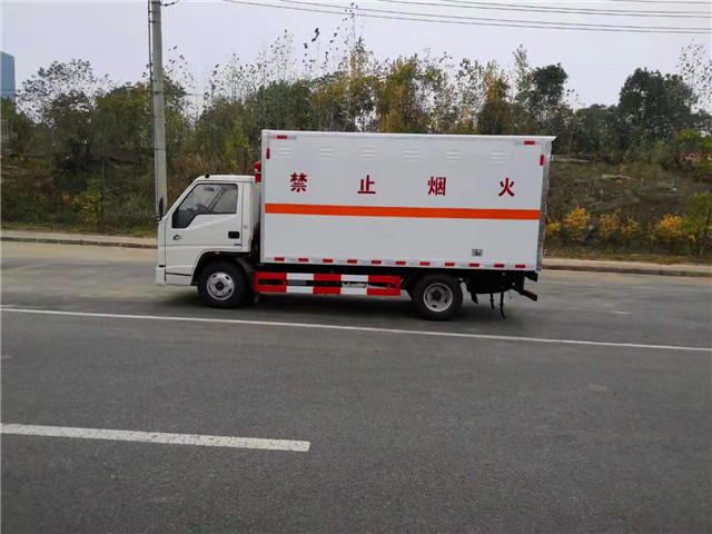國六藍(lán)牌江鈴民爆運(yùn)輸車