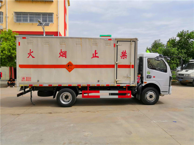 國(guó)六東風(fēng)多利卡民爆運(yùn)輸車