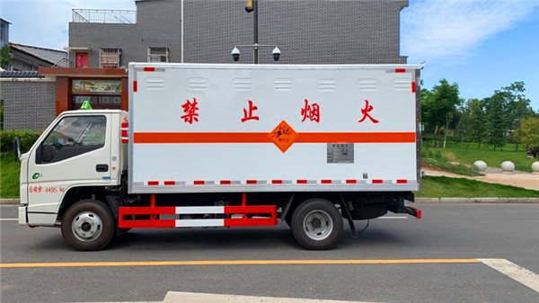 江鈴危險(xiǎn)品廂式運(yùn)輸車(chē) 江鈴危險(xiǎn)品廂式運(yùn)輸車(chē)